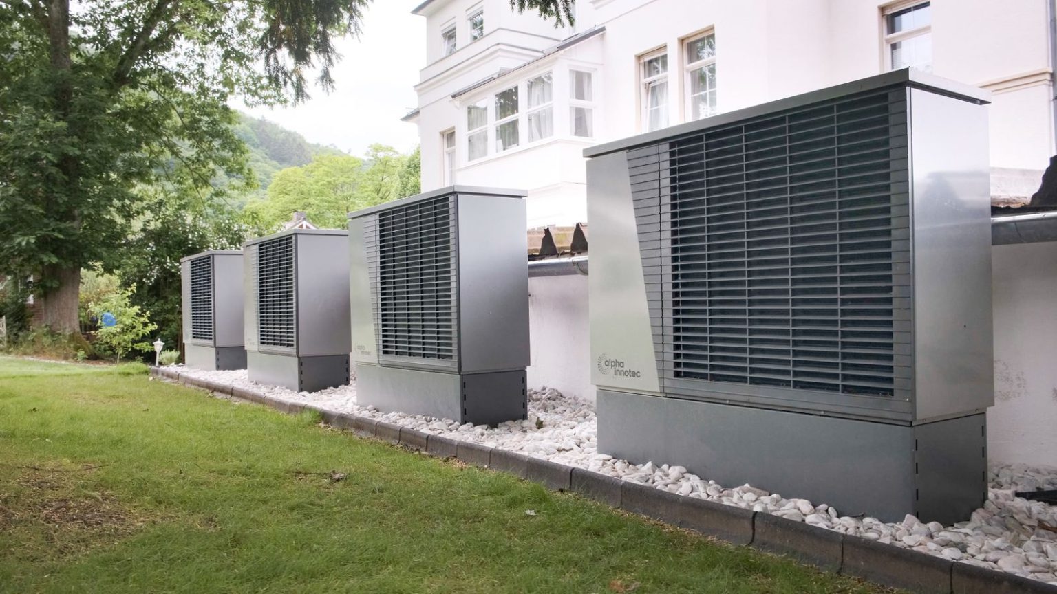 Rij lucht-water-warmtepompen naast een gebouw