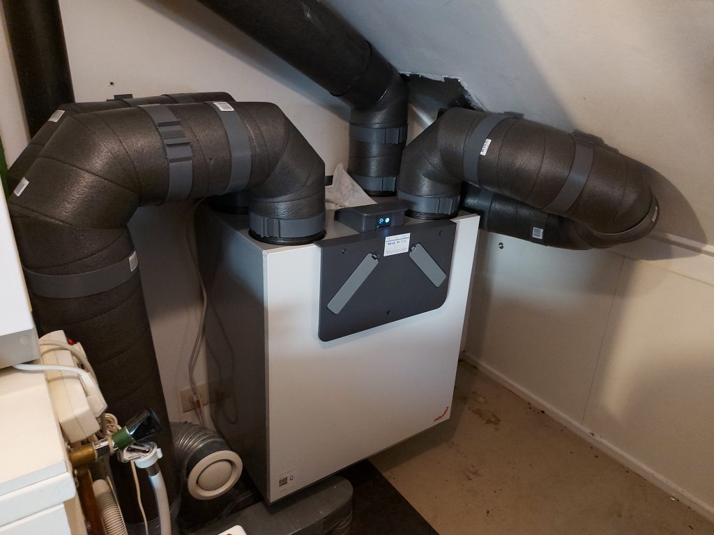 WTW-unit met geïsoleerde luchtkanalen in een woning