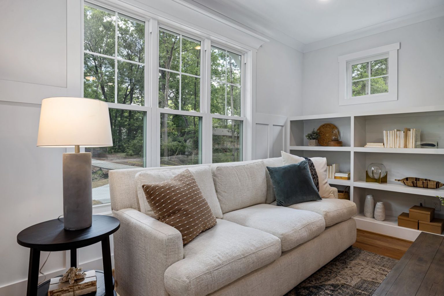 Licht, schoon modern woonkamerinterieur