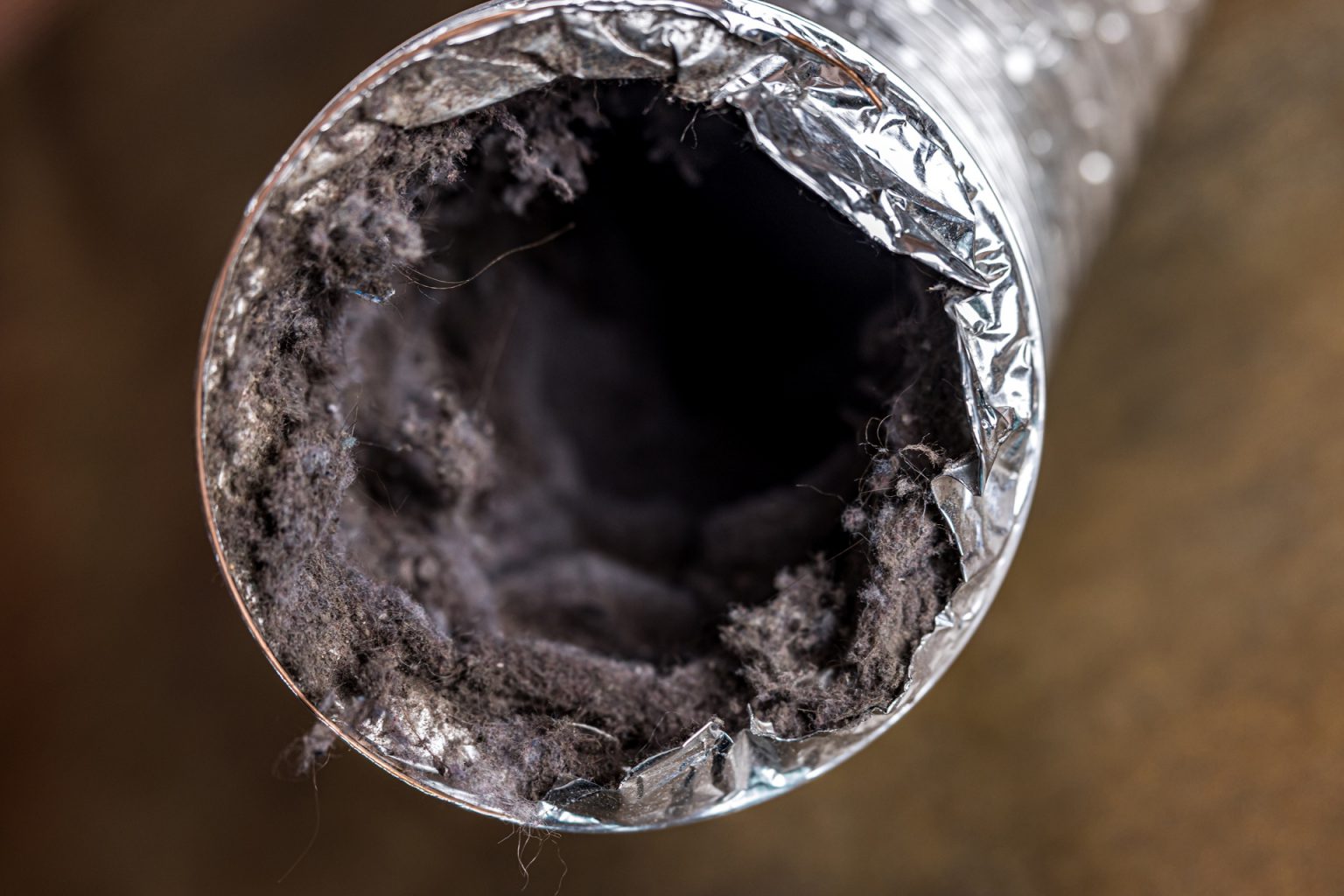 Close-up van een vervuild ventilatiekanaal vol stof